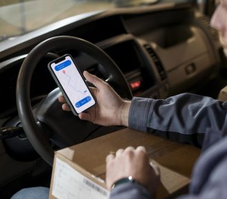 cerrar-hombre-sosteniendo-smartphone-scaled.jpg